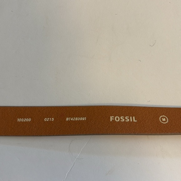 FOSSIL…Colorful Floral Belt with Silver Buckle
Size Medium…NWTS…41” in length - Picture 5 of 7